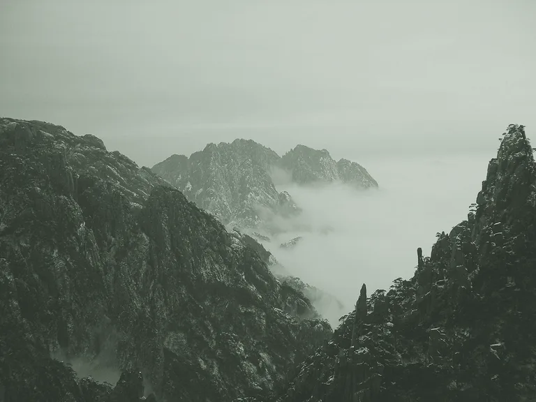 黄山实景的艺术化背景预览