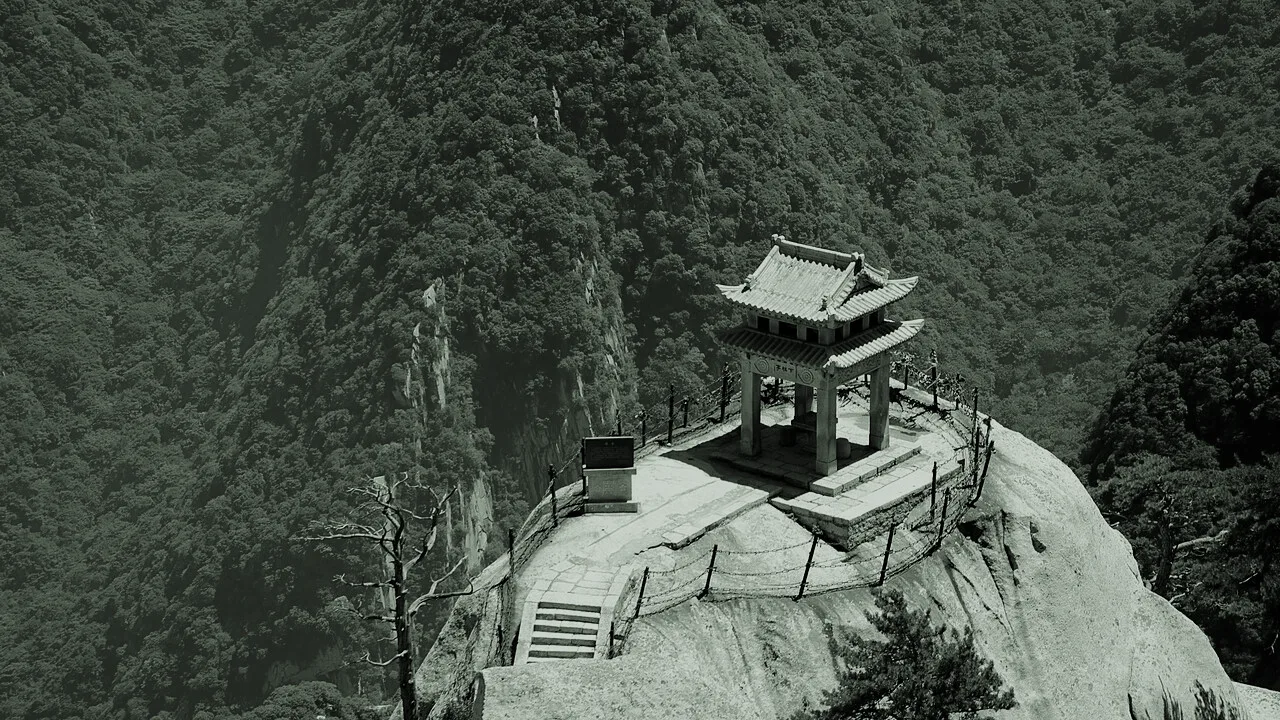 华山实景摄影,经低饱和调色的艺术化背景