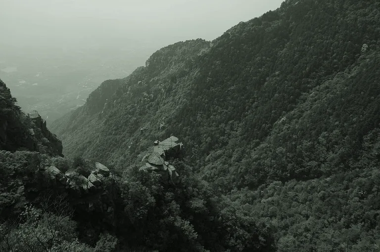 庐山实景的艺术化背景预览