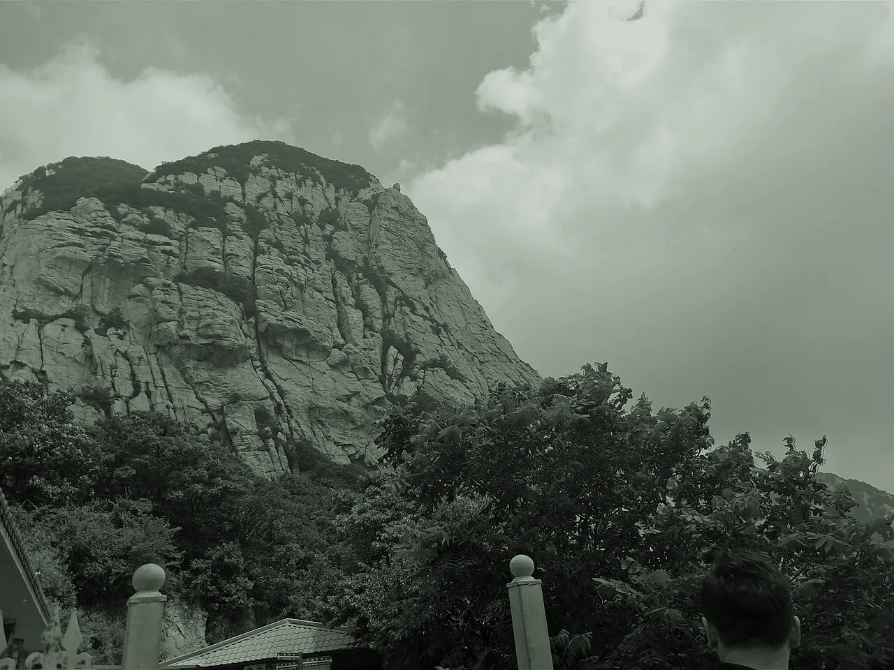 嵩山实景摄影,经低饱和调色的艺术化背景