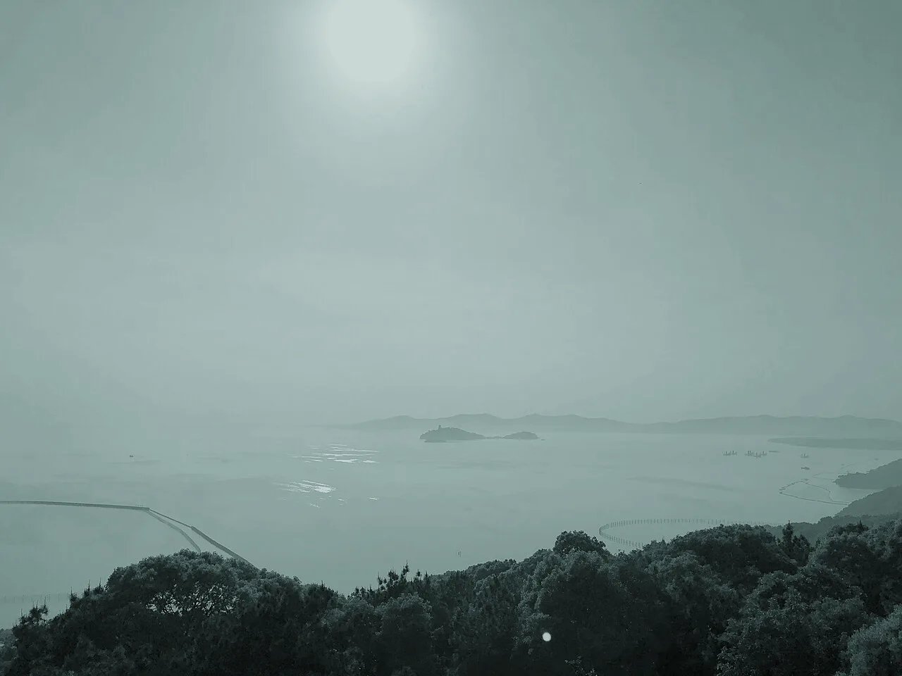 太湖实景摄影,经低饱和调色的艺术化背景