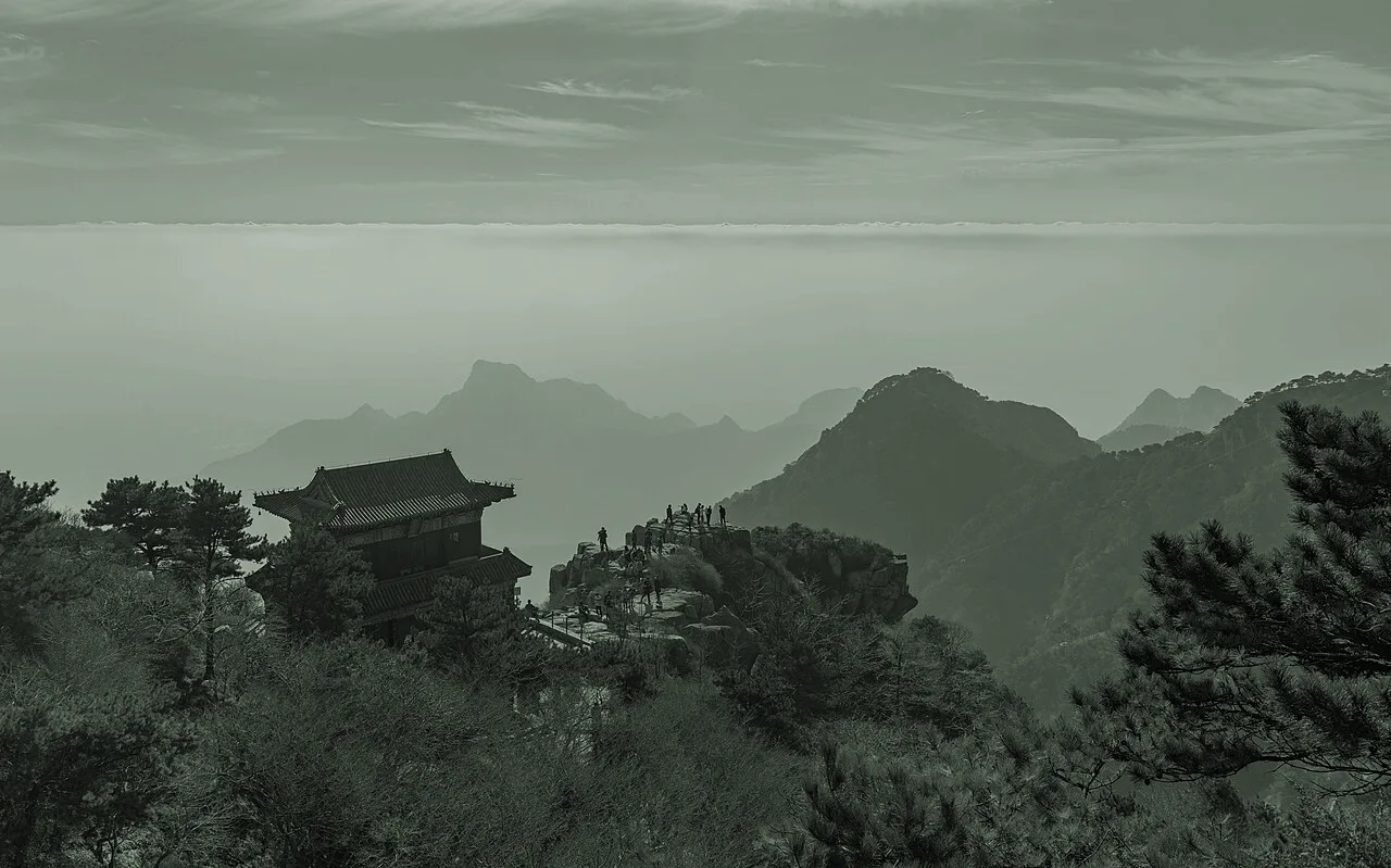泰山实景摄影,经低饱和调色的艺术化背景