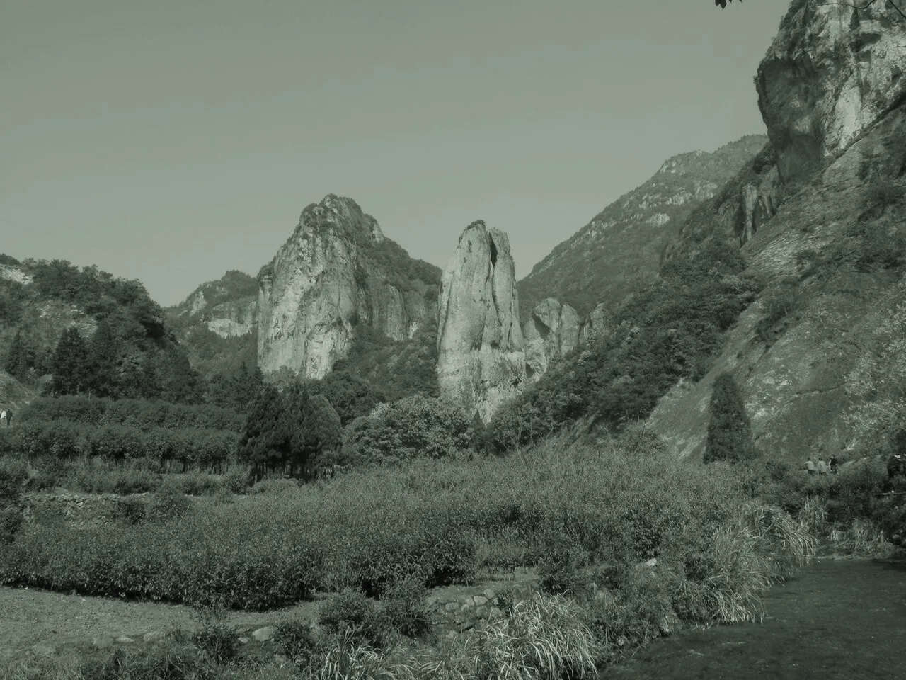 雁荡山实景摄影,经低饱和调色的艺术化背景
